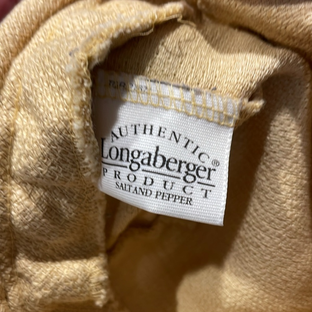 2003 Longaberger salt and pepper shakers with coverlet and handmade basket - Picture 13 of 13